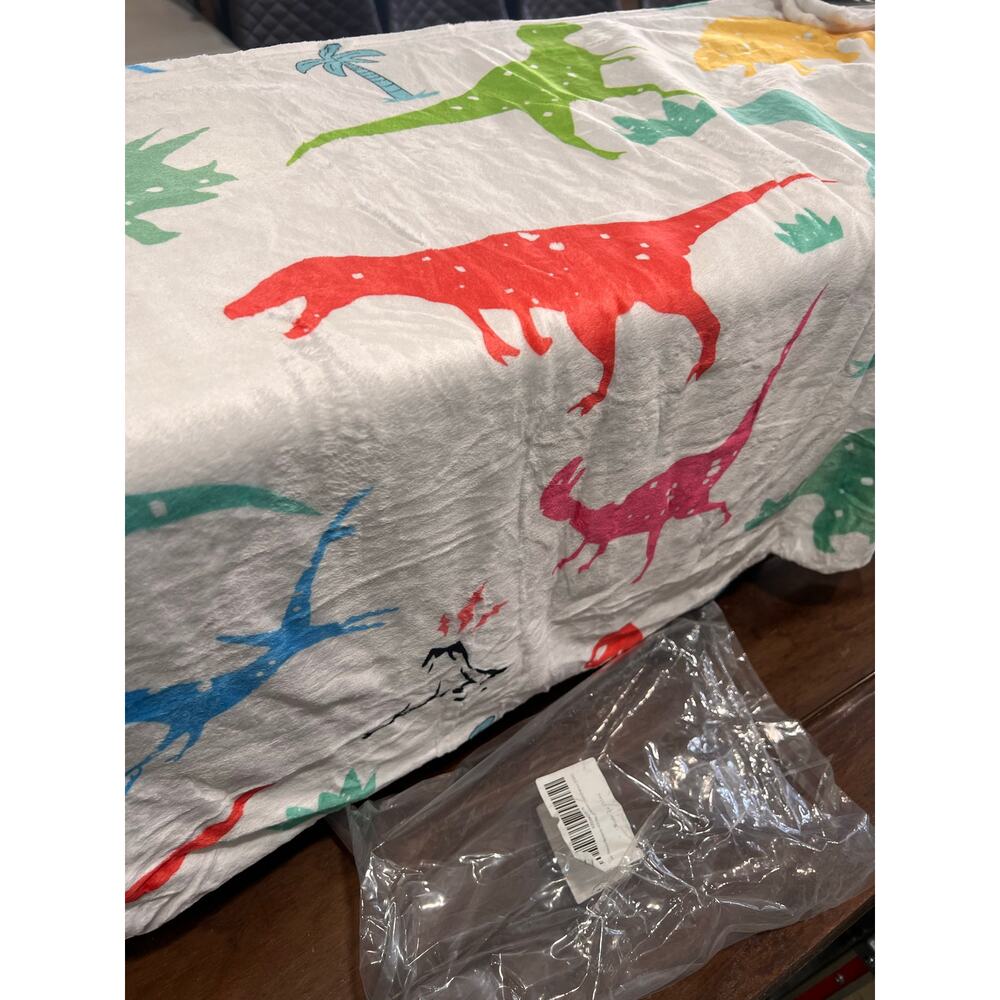 Dinosaur Throw Blanket, Soft Fleece for Boys & Girls NWT